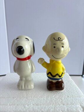 Peanuts Snoopy Charlie Brown Classic Pals Ceramic Salt & Pepper Shaker Set NEW